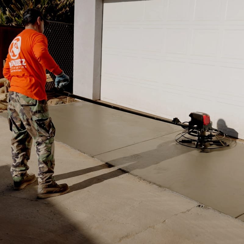 30" Battery-Powered Portable Power Trowel with 18ft Bull Float Handle - Image 2
